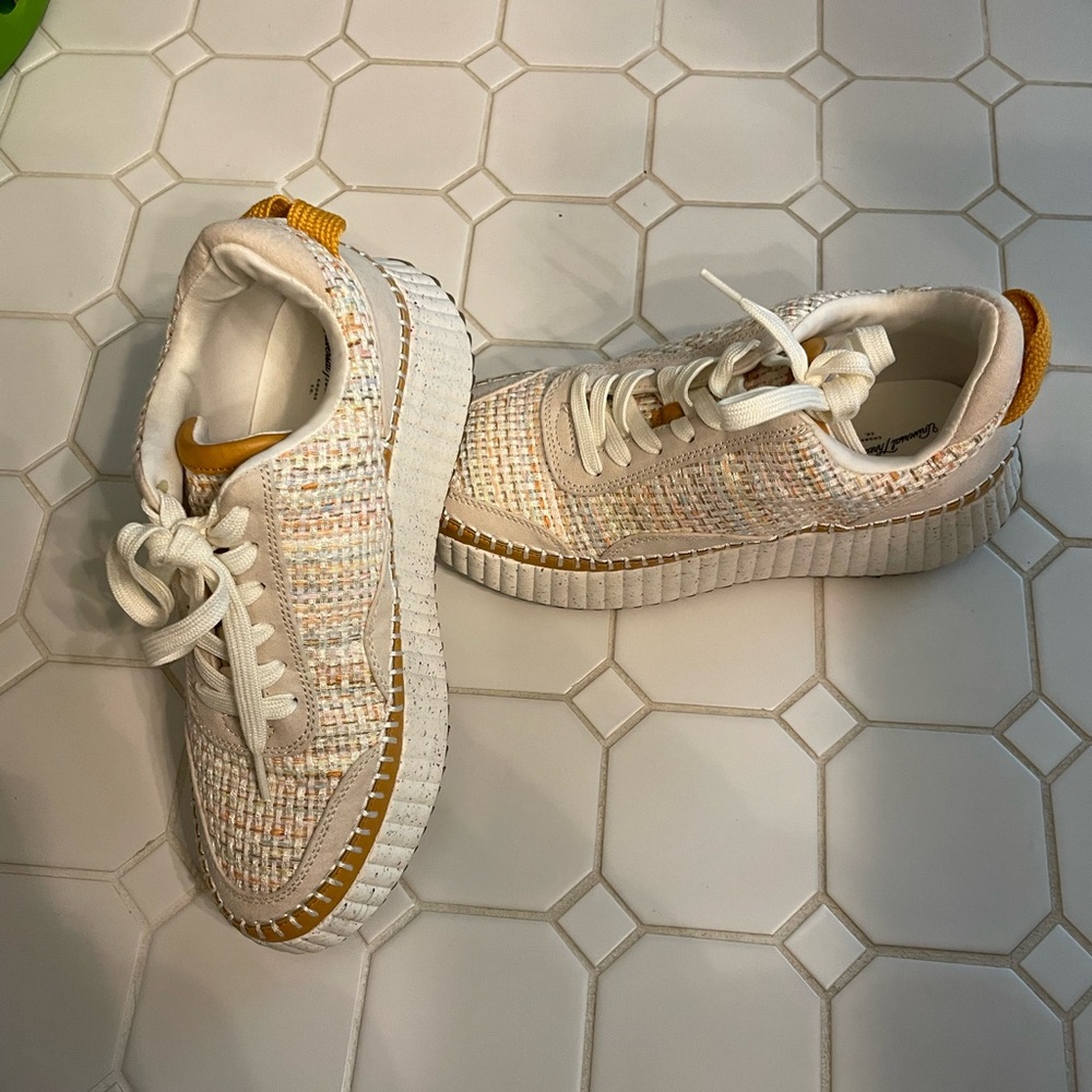 Universal Threads Shoes - Picture 2 of 3